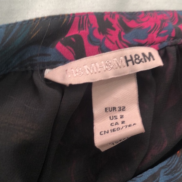 Beautiful H&M dress knee length. - Picture 4 of 4